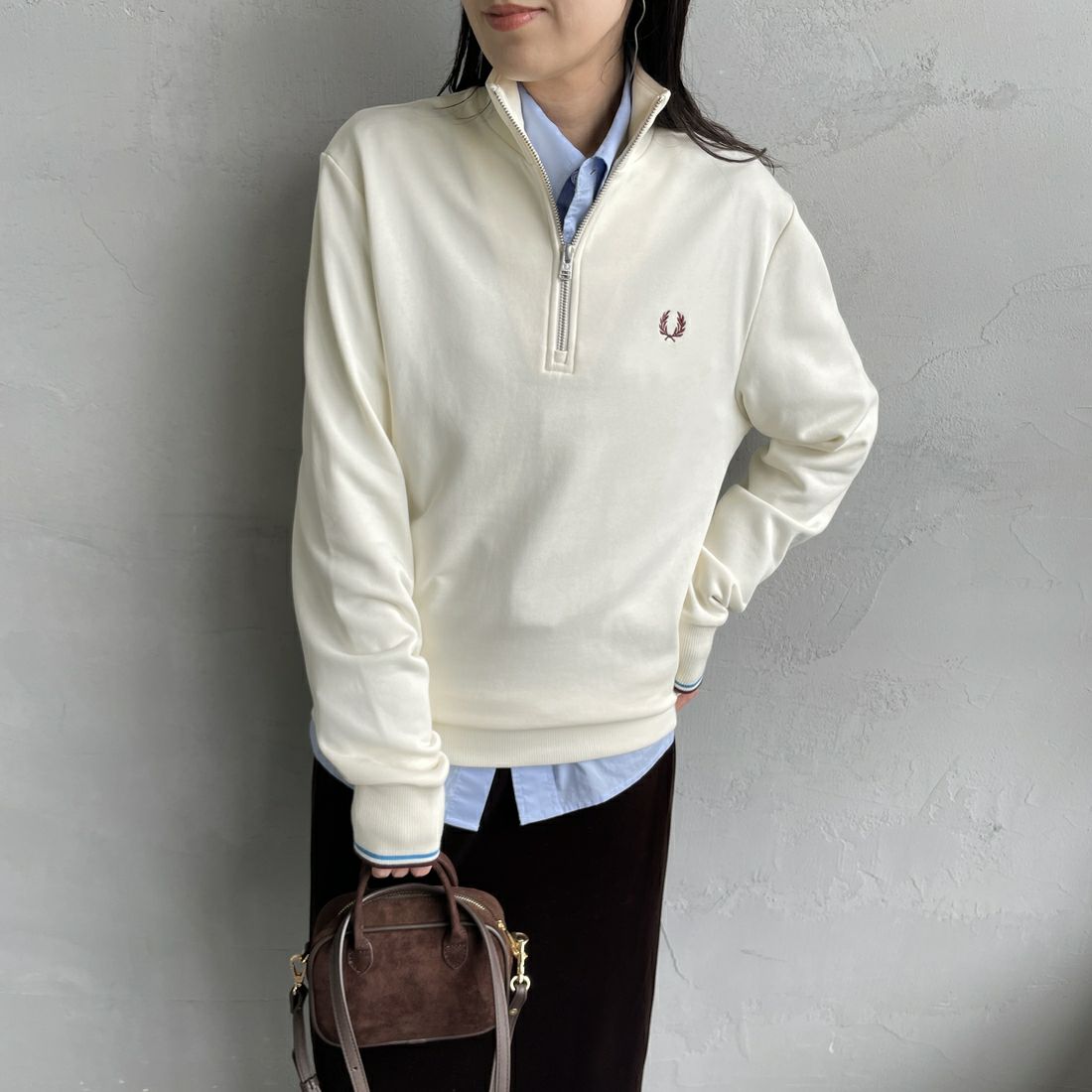 FRED PERRY [フレッドペリー] ワンポイントロゴ刺繍 ハーフジップスウェット [M3574] W50 PORRID &&モデル身長：158cm 着用サイズ：S&&