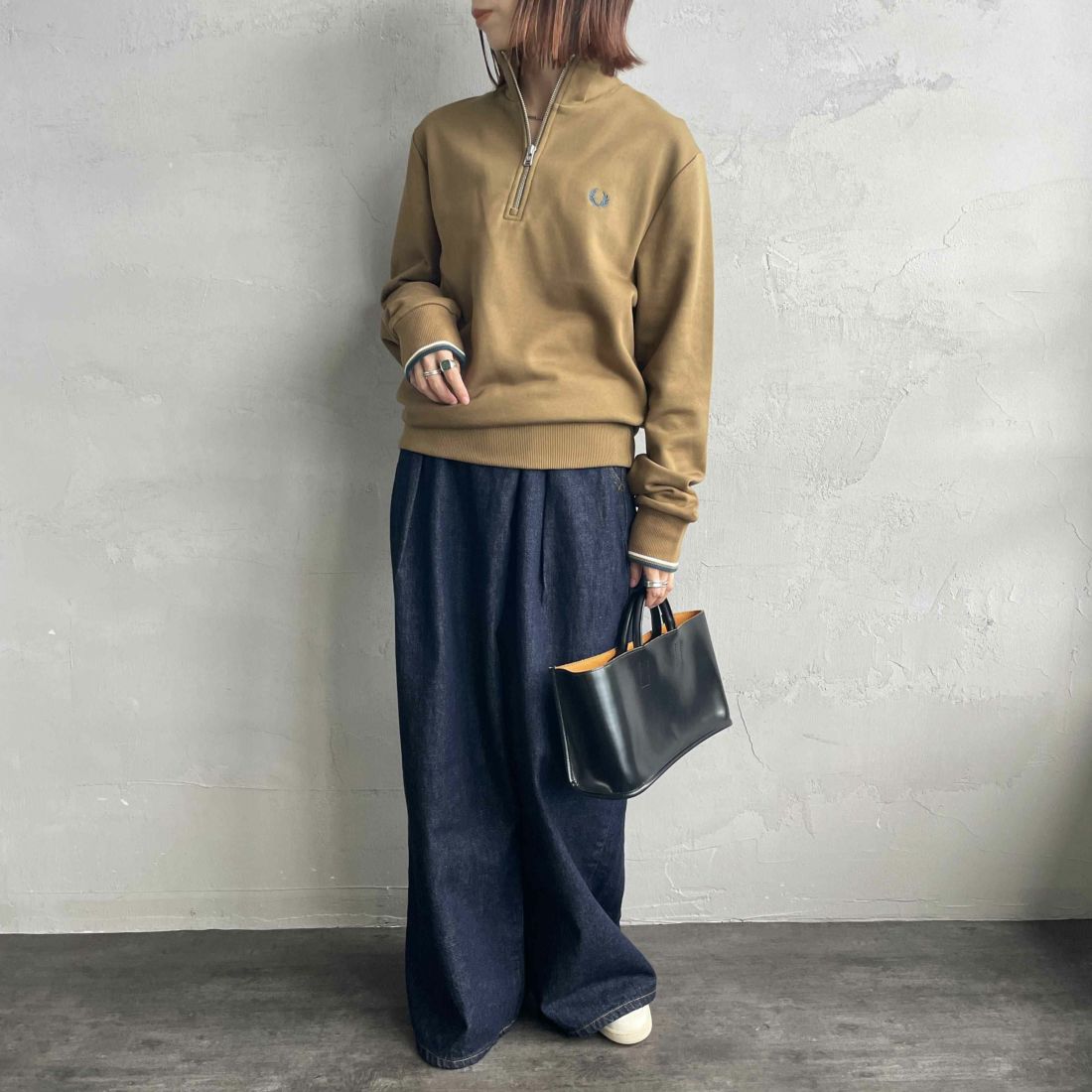 FRED PERRY [フレッドペリー] ワンポイントロゴ刺繍 ハーフジップスウェット [M3574] Z60 SHADED &&モデル身長：158cm 着用サイズ：S&&