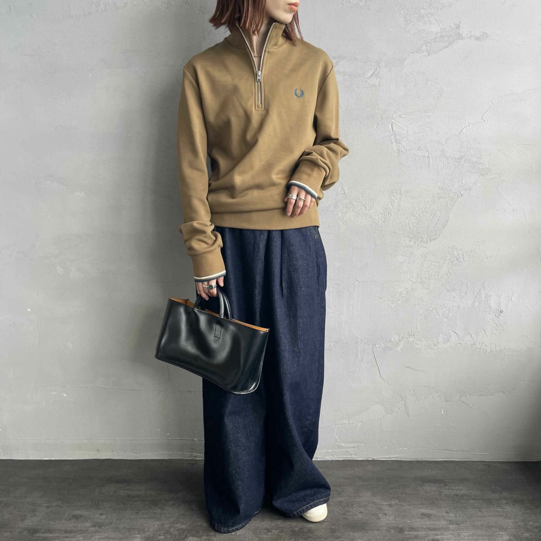 FRED PERRY [フレッドペリー] ワンポイントロゴ刺繍 ハーフジップスウェット [M3574] Z60 SHADED &&モデル身長：158cm 着用サイズ：S&&