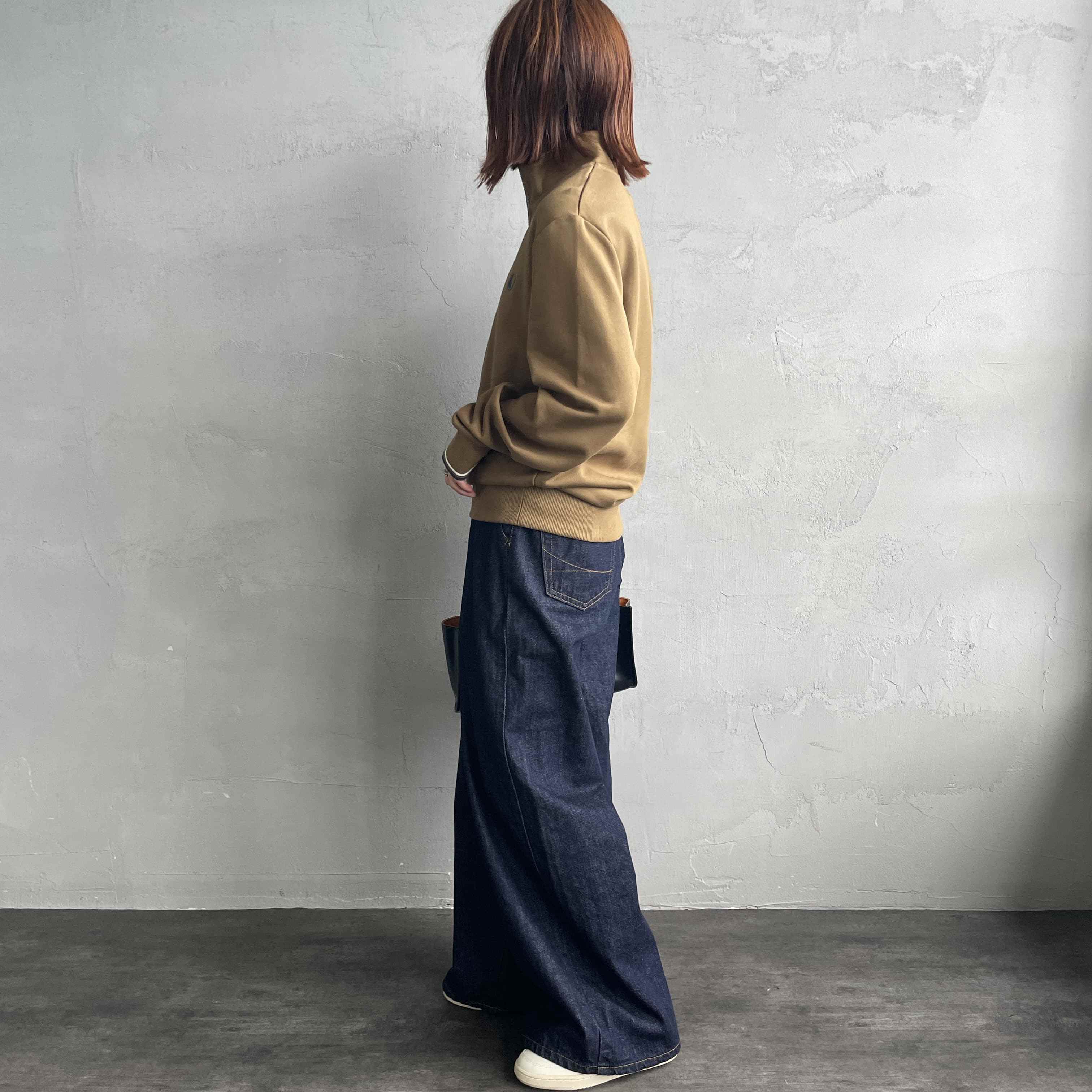 FRED PERRY [フレッドペリー] ワンポイントロゴ刺繍 ハーフジップスウェット [M3574] Z60 SHADED &&モデル身長：158cm 着用サイズ：S&&