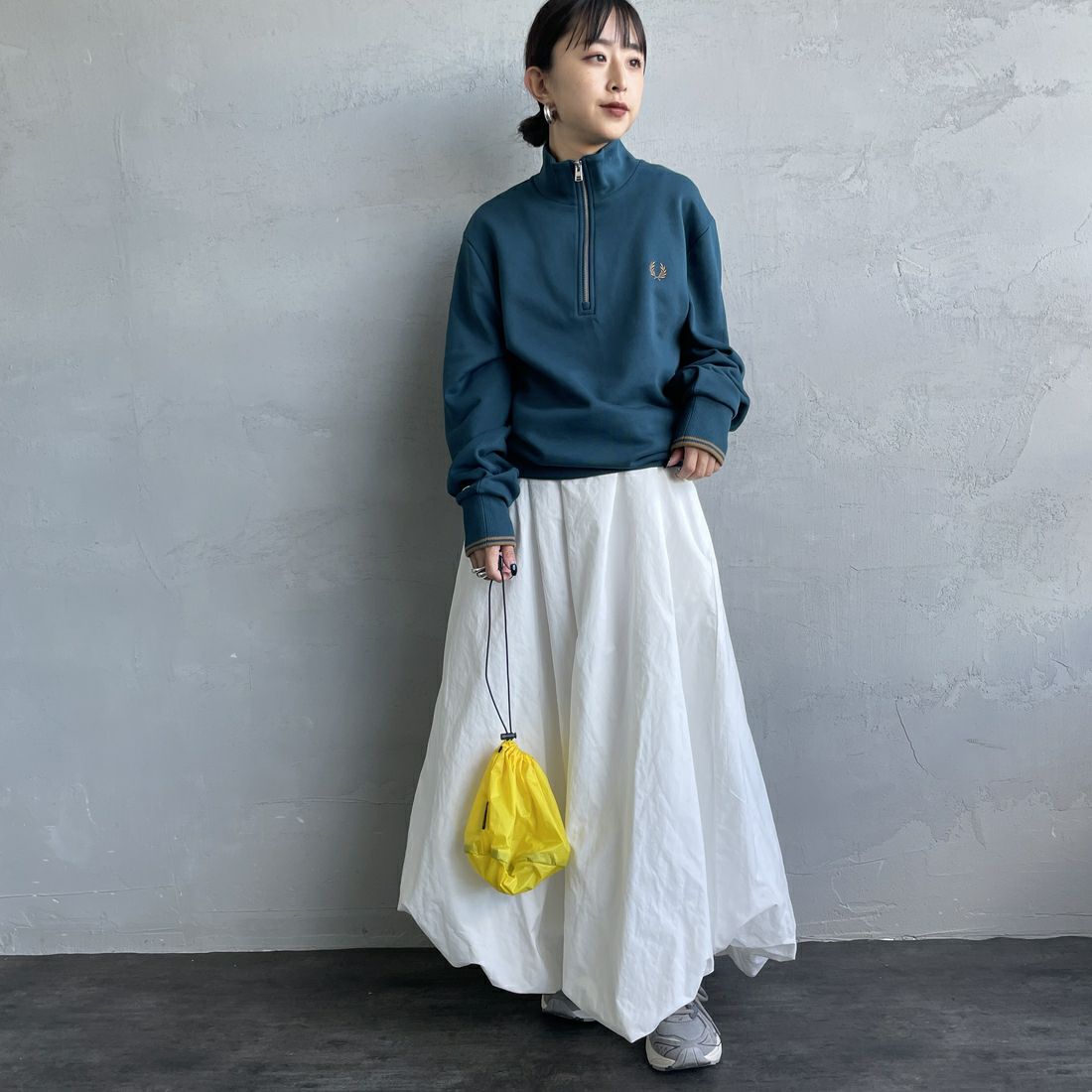 FRED PERRY [フレッドペリー] ワンポイントロゴ刺繍 ハーフジップスウェット [M3574] Z48 DARKPE &&モデル身長：150cm 着用サイズ：S&&