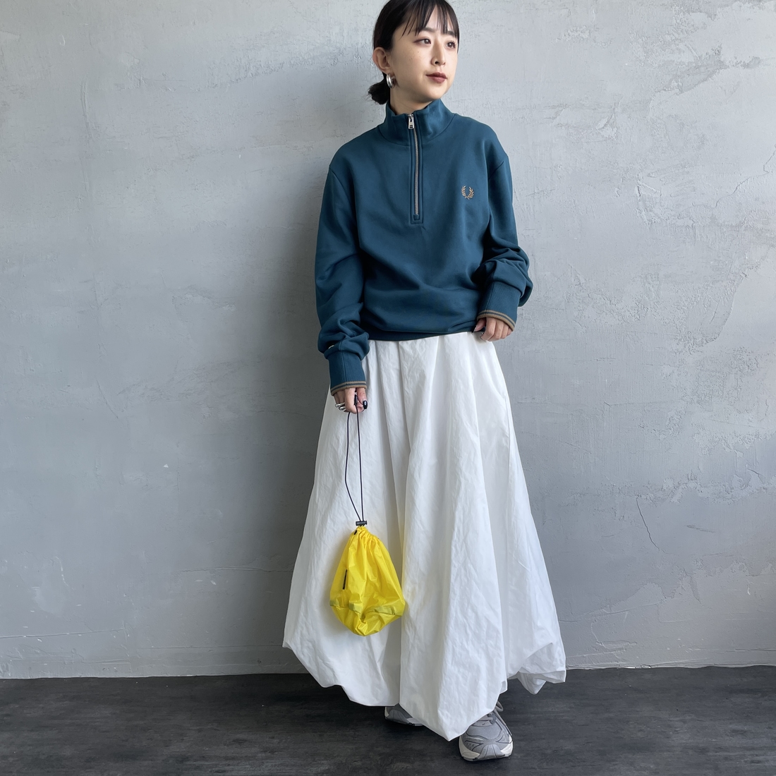 FRED PERRY [フレッドペリー] ワンポイントロゴ刺繍 ハーフジップスウェット [M3574] Z48 DARKPE &&モデル身長：150cm 着用サイズ：S&&