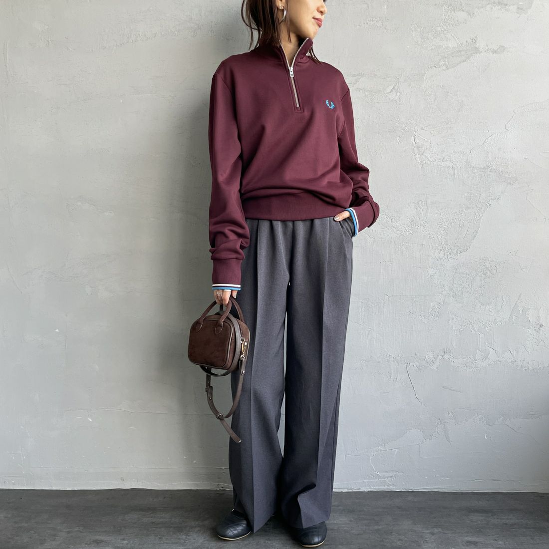 FRED PERRY [フレッドペリー] ワンポイントロゴ刺繍 ハーフジップスウェット [M3574] Z63 OXBLOO &&モデル身長：159cm 着用サイズ：S&&