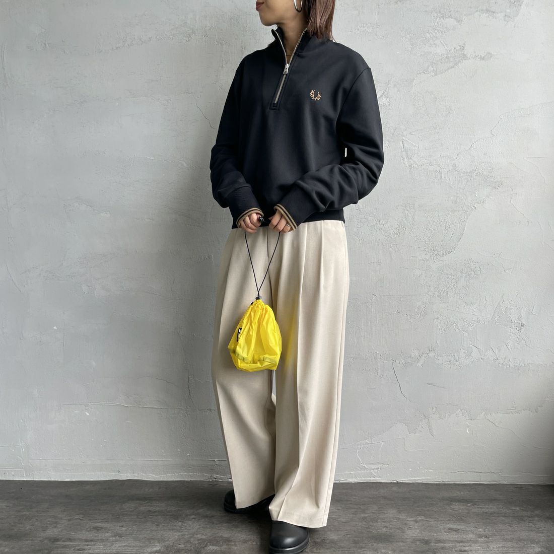 FRED PERRY [フレッドペリー] ワンポイントロゴ刺繍 ハーフジップスウェット [M3574] S77 BLK/SH &&モデル身長：159cm 着用サイズ：S&&