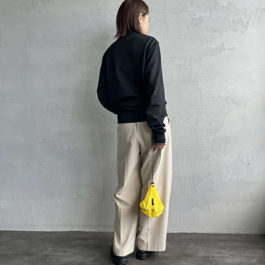 FRED PERRY [フレッドペリー] ワンポイントロゴ刺繍 ハーフジップスウェット [M3574] S77 BLK/SH &&モデル身長：159cm 着用サイズ：S&&