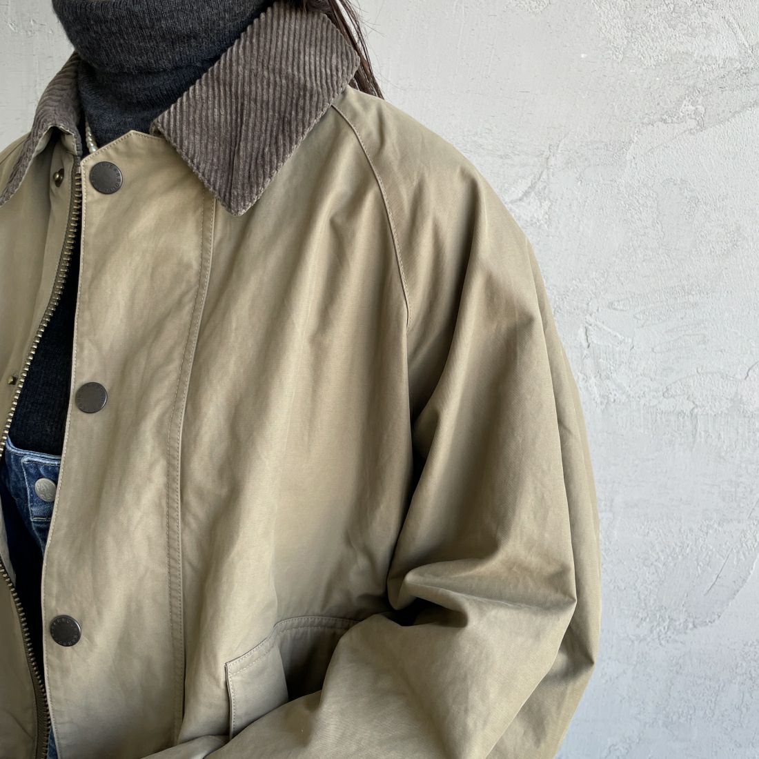 Barbour [バブアー] 別注 BORROWDALE ボロウデイルジャケット [MCAS148-JF] BEIGE&&モデル身長：163cm 着用サイズ：36&&