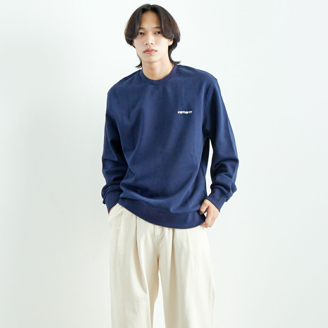 carhartt WIP [カーハートダブリューアイピー] スクリプト ワンポイント刺繍ロゴスウェット [I033657] A F BLU/WH &&モデル身長：179cm 着用サイズ：L&&