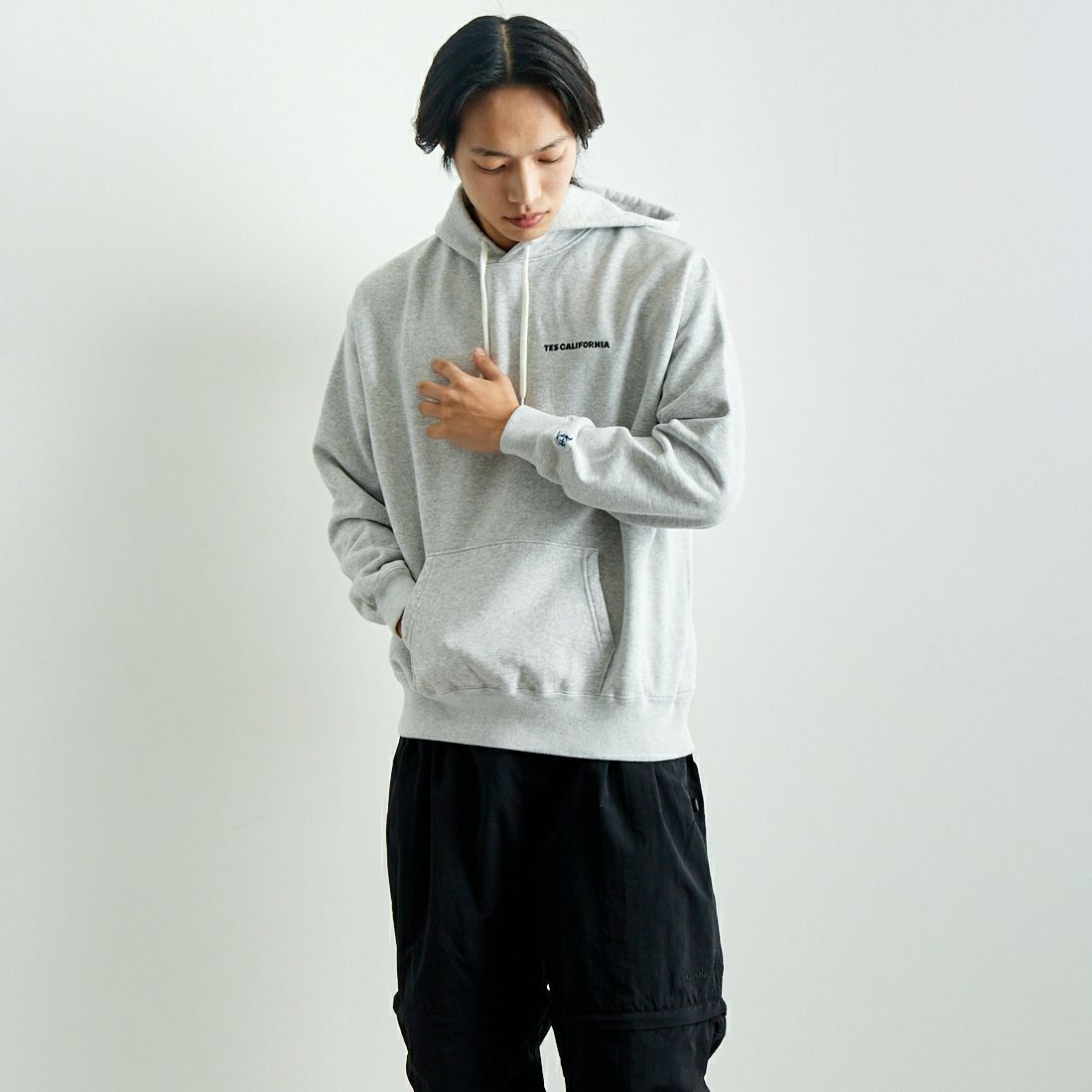 The Endless Summer [エンドレスサマー] TES CAL フロッキーロゴスウェットパーカー [FH-25374304] 03 MIX GRY &&モデル身長：179cm 着用サイズ：M&&