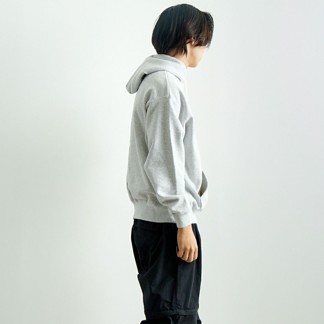 The Endless Summer [エンドレスサマー] TES CAL フロッキーロゴスウェットパーカー [FH-25374304] 03 MIX GRY &&モデル身長：179cm 着用サイズ：M&&