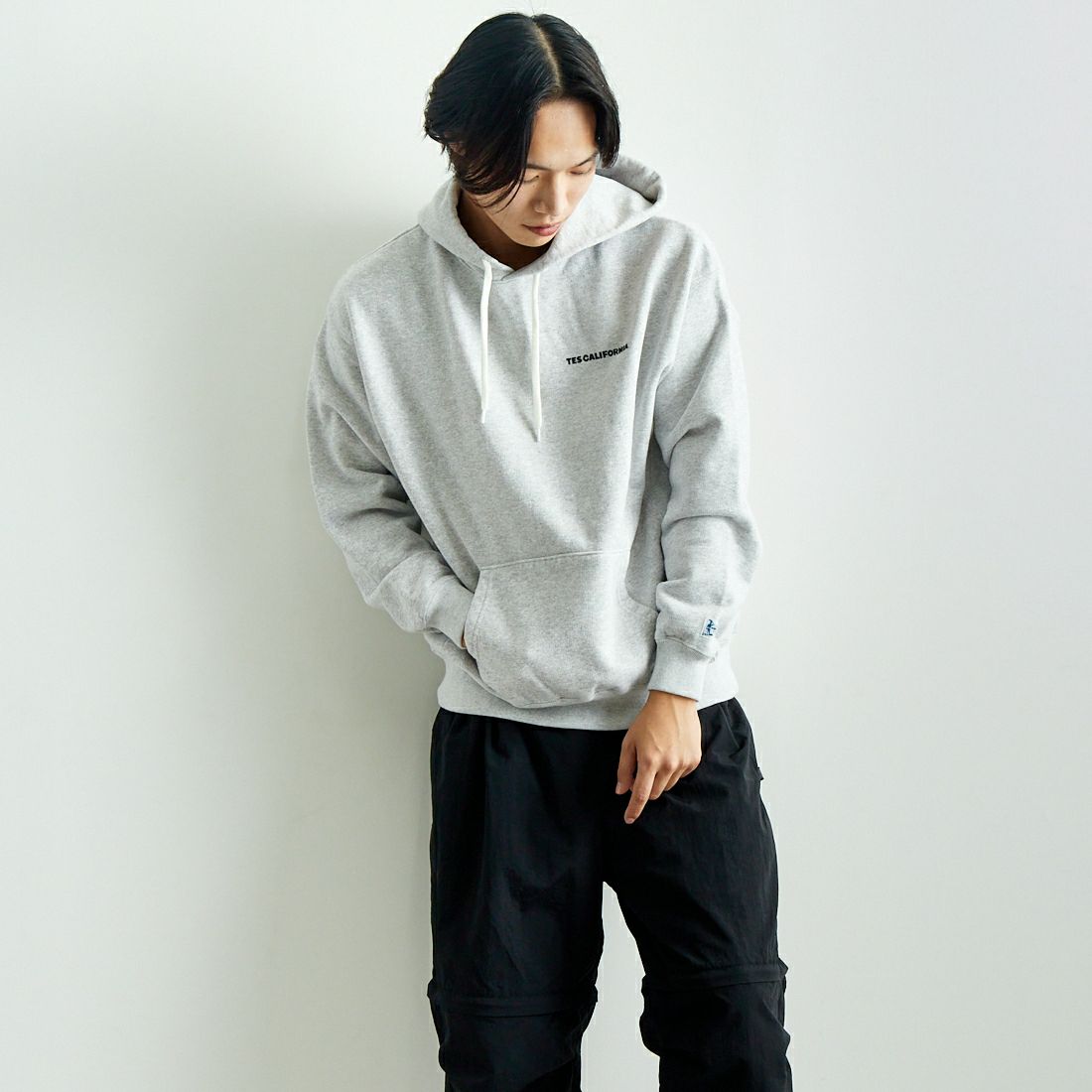 The Endless Summer [エンドレスサマー] TES CAL フロッキーロゴスウェットパーカー [FH-25374304] 03 MIX GRY &&モデル身長：179cm 着用サイズ：M&&