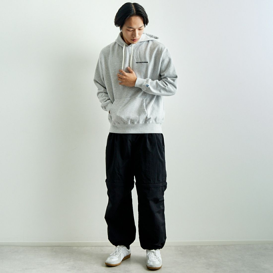 The Endless Summer [エンドレスサマー] TES CAL フロッキーロゴスウェットパーカー [FH-25374304] 03 MIX GRY &&モデル身長：179cm 着用サイズ：M&&