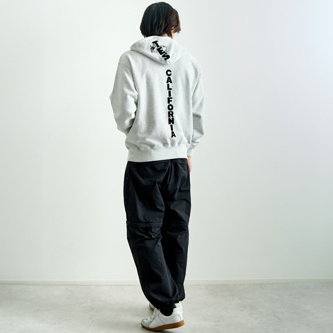 The Endless Summer [エンドレスサマー] TES CAL フロッキーロゴスウェットパーカー [FH-25374304] 03 MIX GRY &&モデル身長：179cm 着用サイズ：M&&