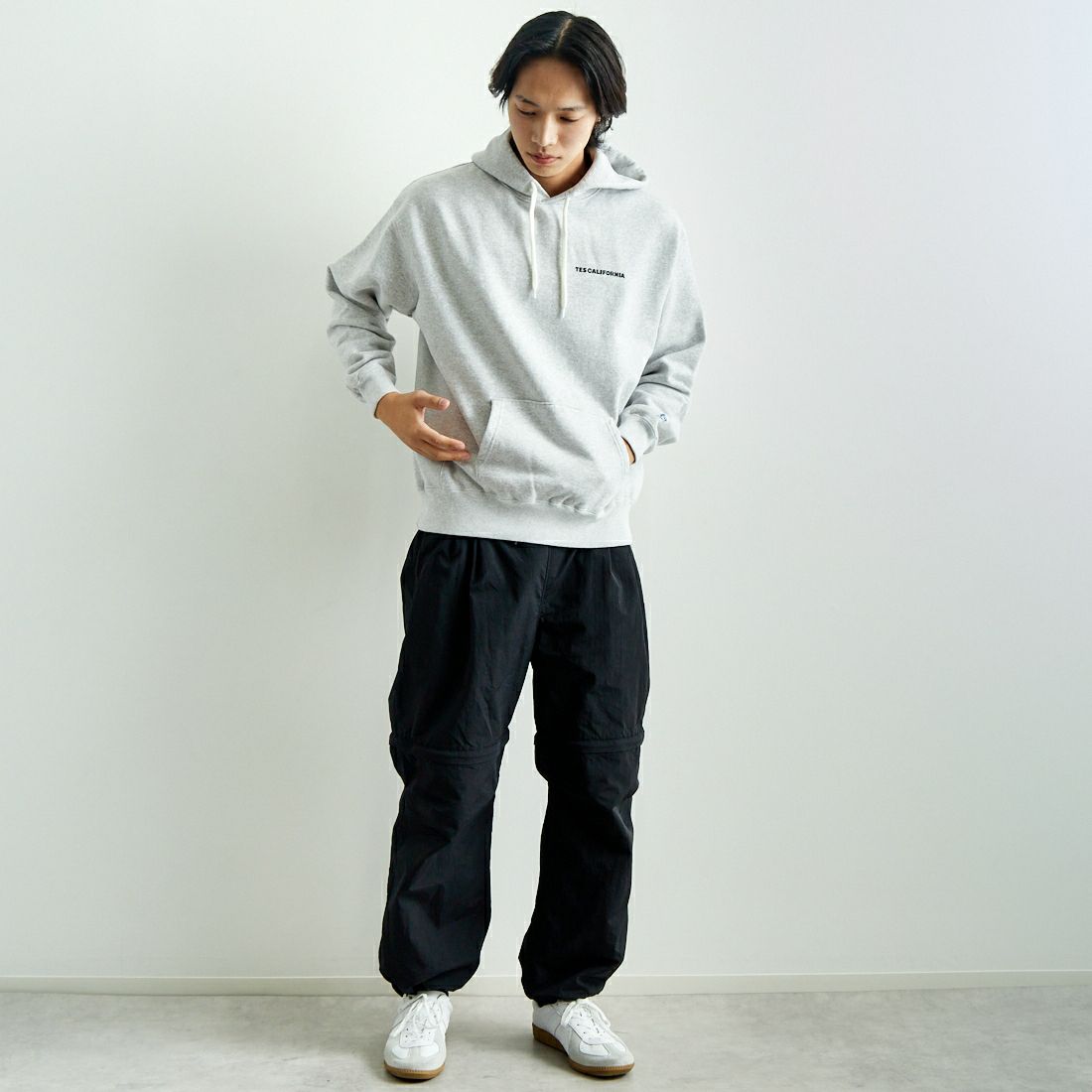 The Endless Summer [エンドレスサマー] TES CAL フロッキーロゴスウェットパーカー [FH-25374304] 03 MIX GRY &&モデル身長：179cm 着用サイズ：M&&