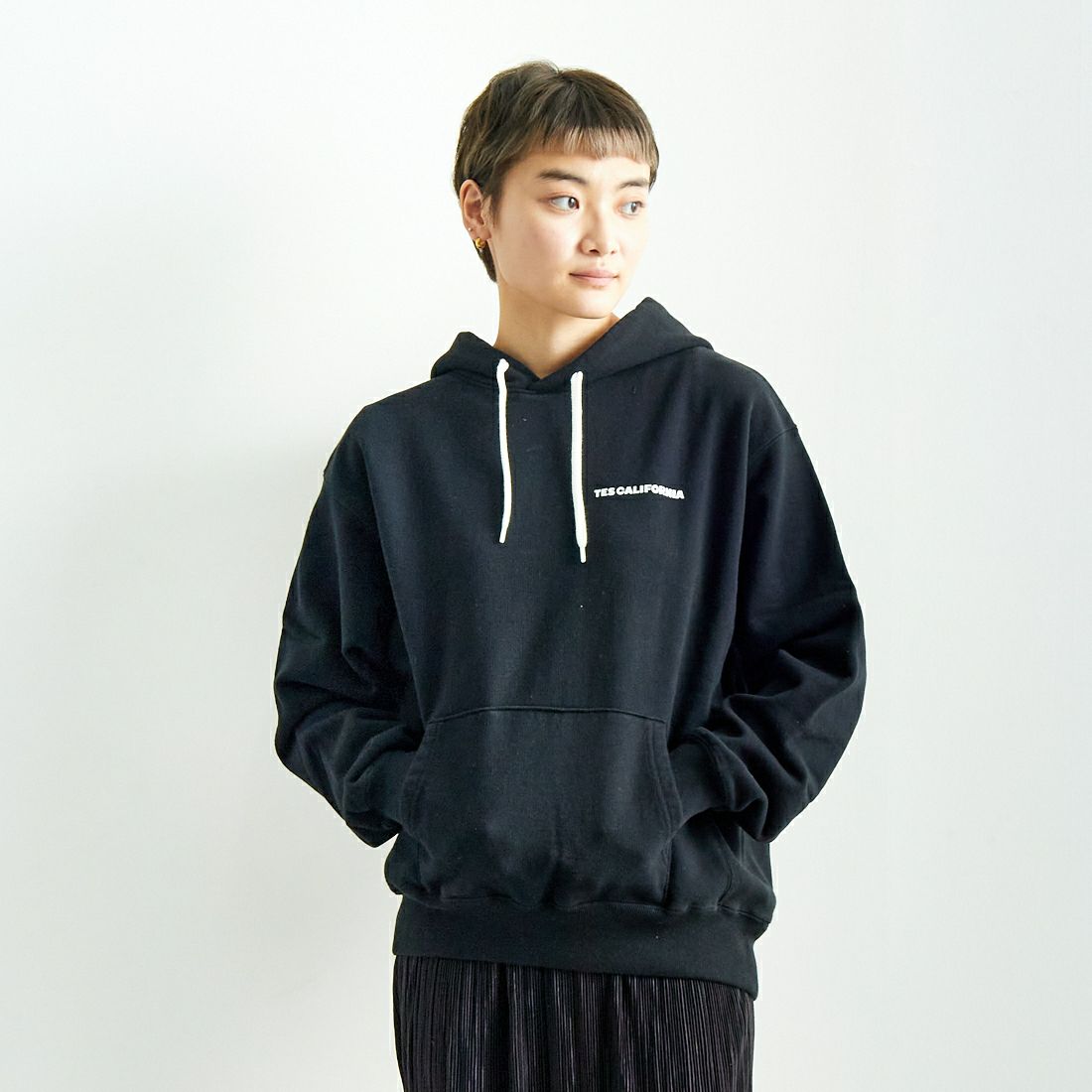 The Endless Summer [エンドレスサマー] TES CAL フロッキーロゴスウェットパーカー [FH-25374304] 01 BLACK &&モデル身長：160cm 着用サイズ：S&&
