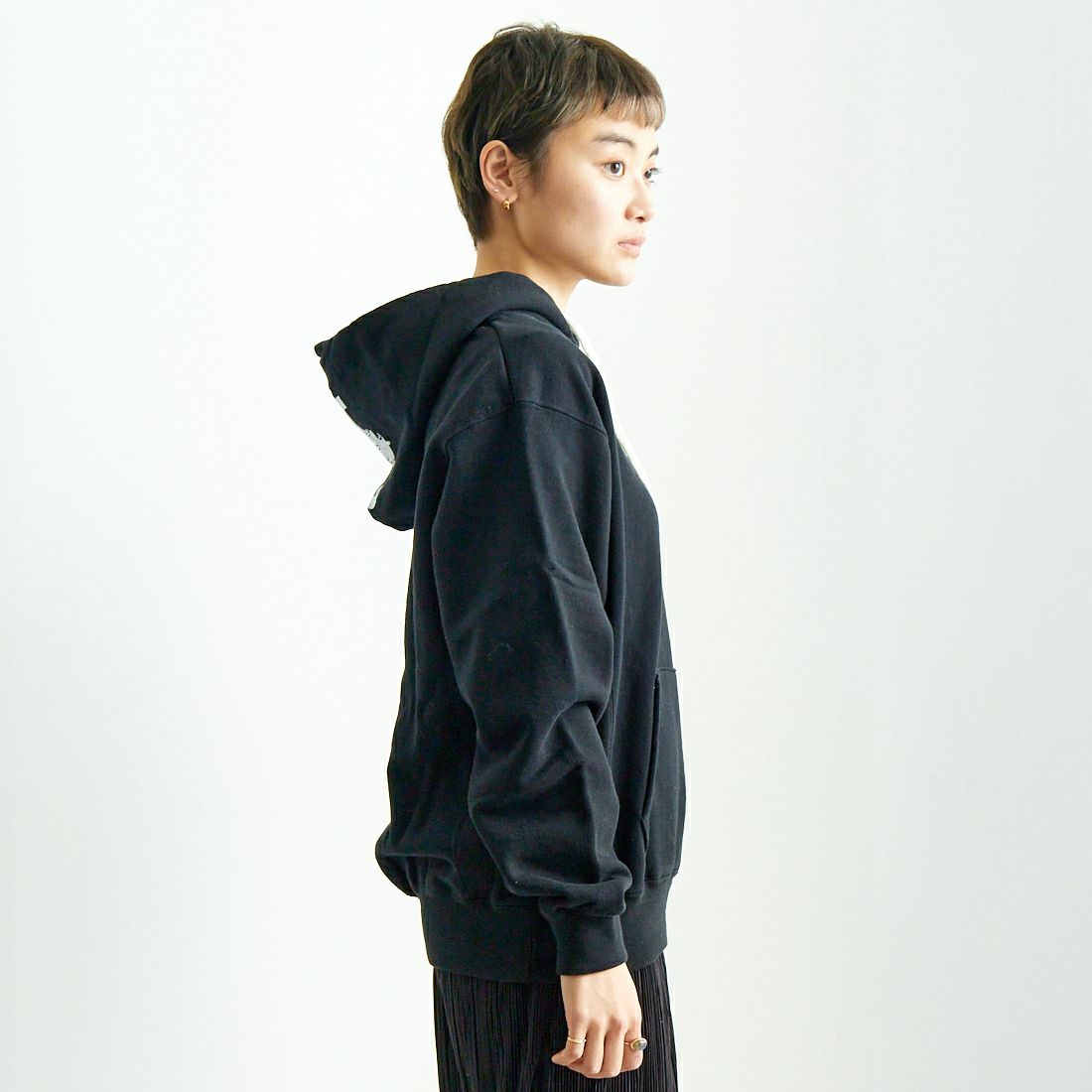 The Endless Summer [エンドレスサマー] TES CAL フロッキーロゴスウェットパーカー [FH-25374304] 01 BLACK &&モデル身長：160cm 着用サイズ：S&&