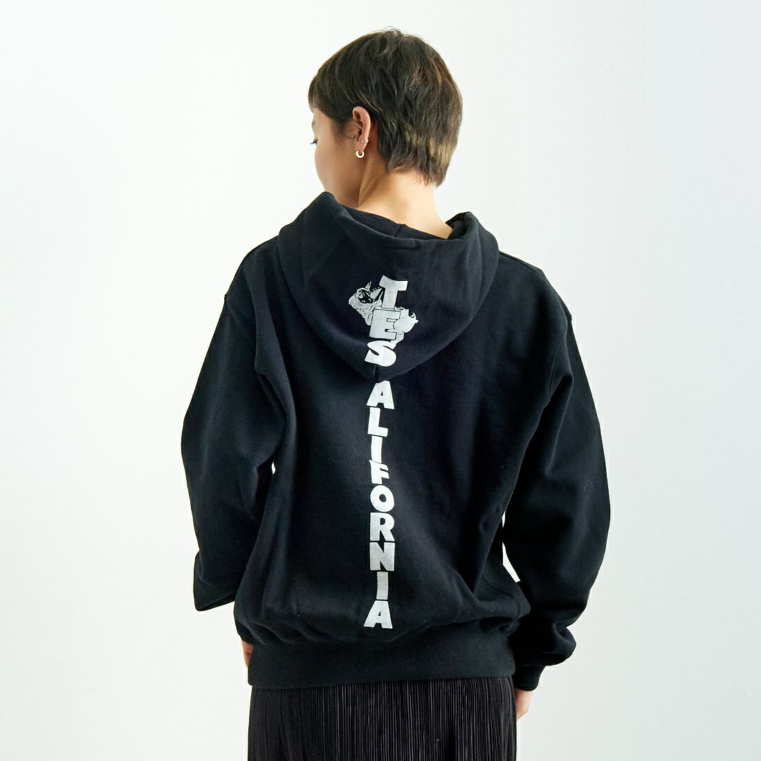 The Endless Summer [エンドレスサマー] TES CAL フロッキーロゴスウェットパーカー [FH-25374304] 01 BLACK &&モデル身長：160cm 着用サイズ：S&&