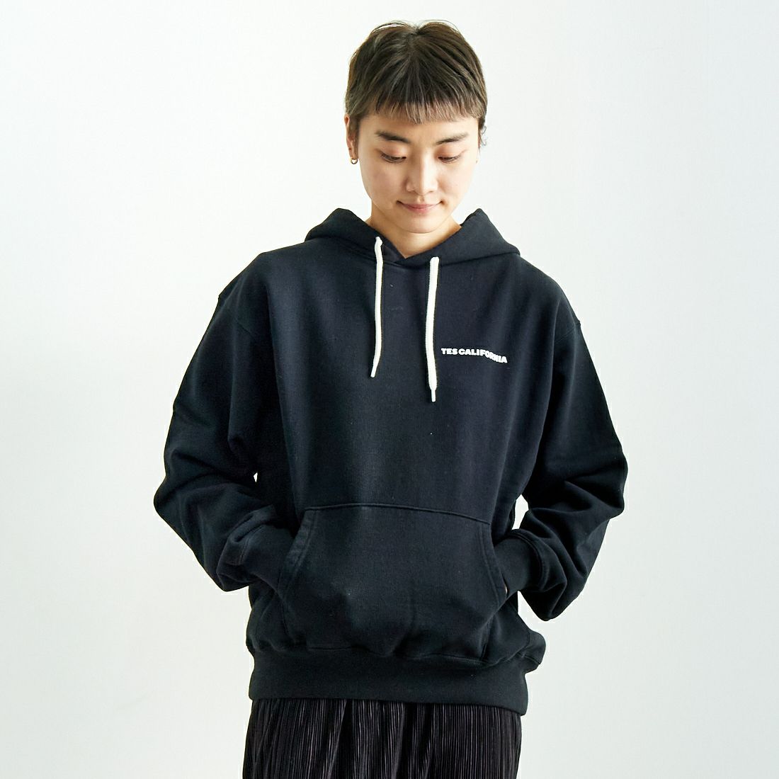 The Endless Summer [エンドレスサマー] TES CAL フロッキーロゴスウェットパーカー [FH-25374304] 01 BLACK &&モデル身長：160cm 着用サイズ：S&&