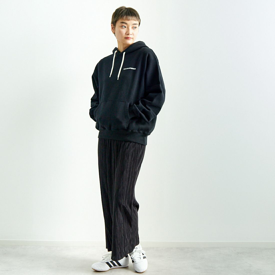 The Endless Summer [エンドレスサマー] TES CAL フロッキーロゴスウェットパーカー [FH-25374304] 01 BLACK &&モデル身長：160cm 着用サイズ：S&&