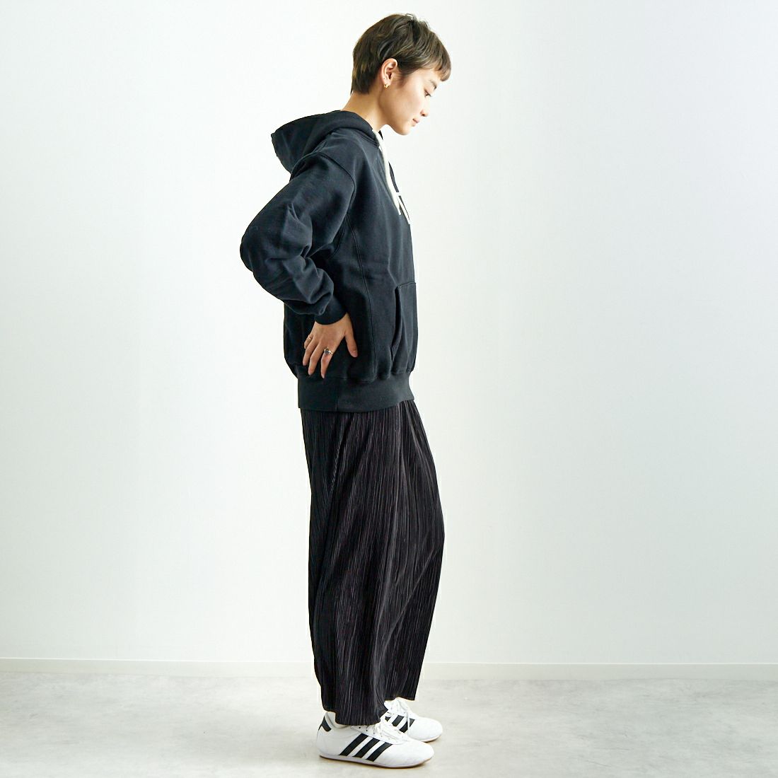 The Endless Summer [エンドレスサマー] TES CAL フロッキーロゴスウェットパーカー [FH-25374304] 01 BLACK &&モデル身長：160cm 着用サイズ：S&&