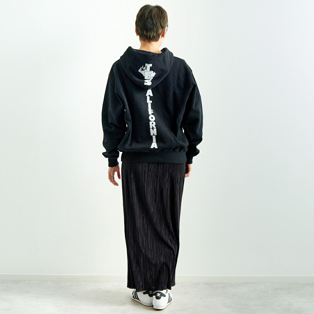 The Endless Summer [エンドレスサマー] TES CAL フロッキーロゴスウェットパーカー [FH-25374304] 01 BLACK &&モデル身長：160cm 着用サイズ：S&&