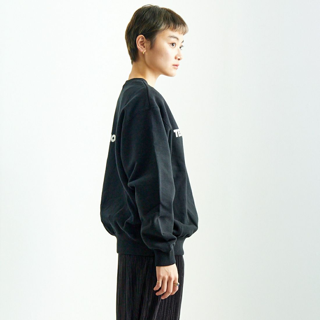 The Endless Summer [エンドレスサマー] TES CAL フロッキーロゴクルーネックスウェット [FH-25374305] 01 BLACK &&モデル身長：160cm 着用サイズ：S&&