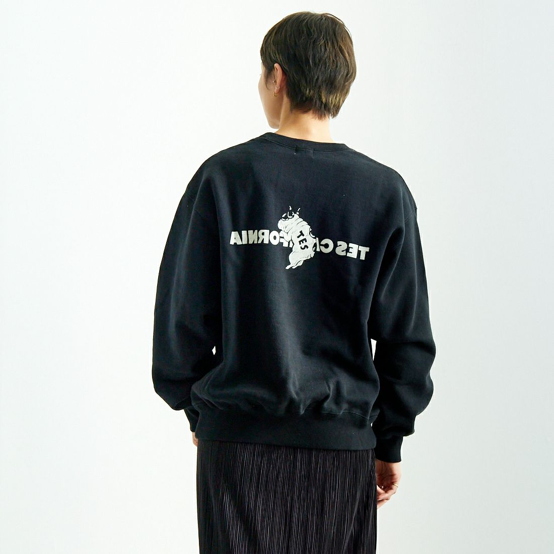 The Endless Summer [エンドレスサマー] TES CAL フロッキーロゴクルーネックスウェット [FH-25374305] 01 BLACK &&モデル身長：160cm 着用サイズ：S&&