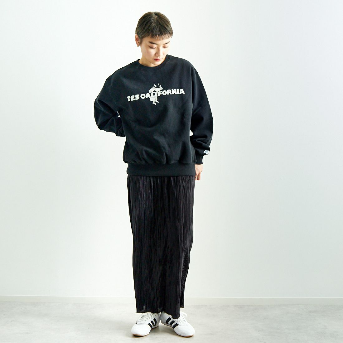 The Endless Summer [エンドレスサマー] TES CAL フロッキーロゴクルーネックスウェット [FH-25374305] 01 BLACK &&モデル身長：160cm 着用サイズ：S&&