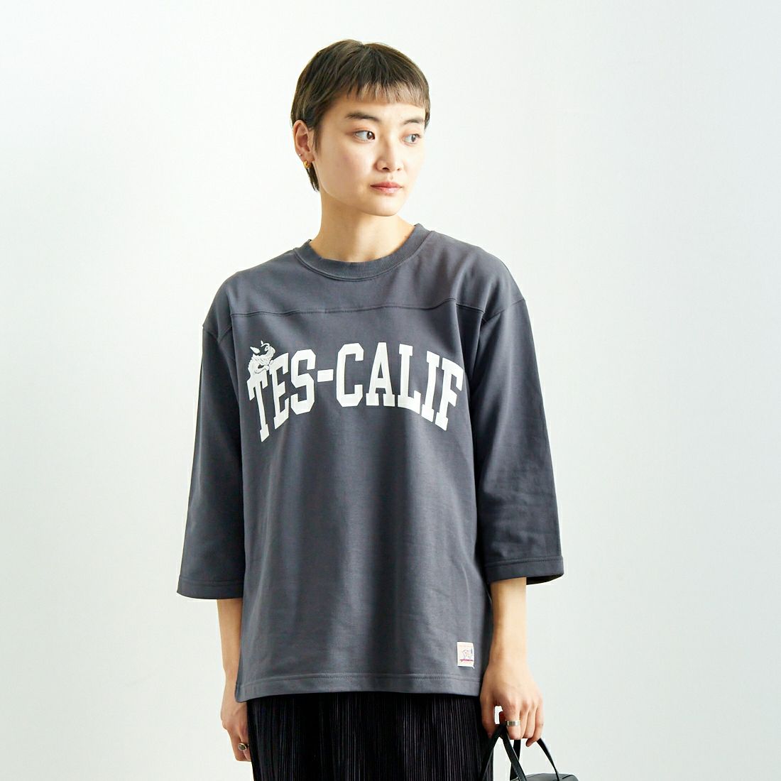 The Endless Summer [エンドレスサマー] TES CALIF フットボールTシャツ [FH-25374310] 02 CHARCOA &&モデル身長：160cm 着用サイズ：S&&