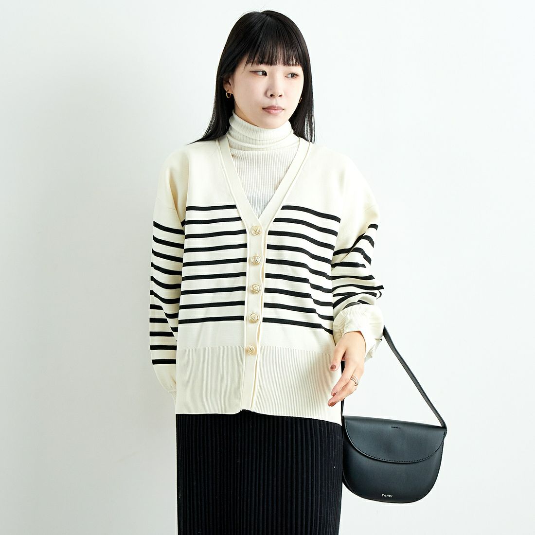 Maison de L'allure [メゾン ドゥ ラリュール] 金ボタン Vネックカーディガン [M24131018] 50 NAT/BLK &&モデル身長：167cm 着用サイズ：F&&