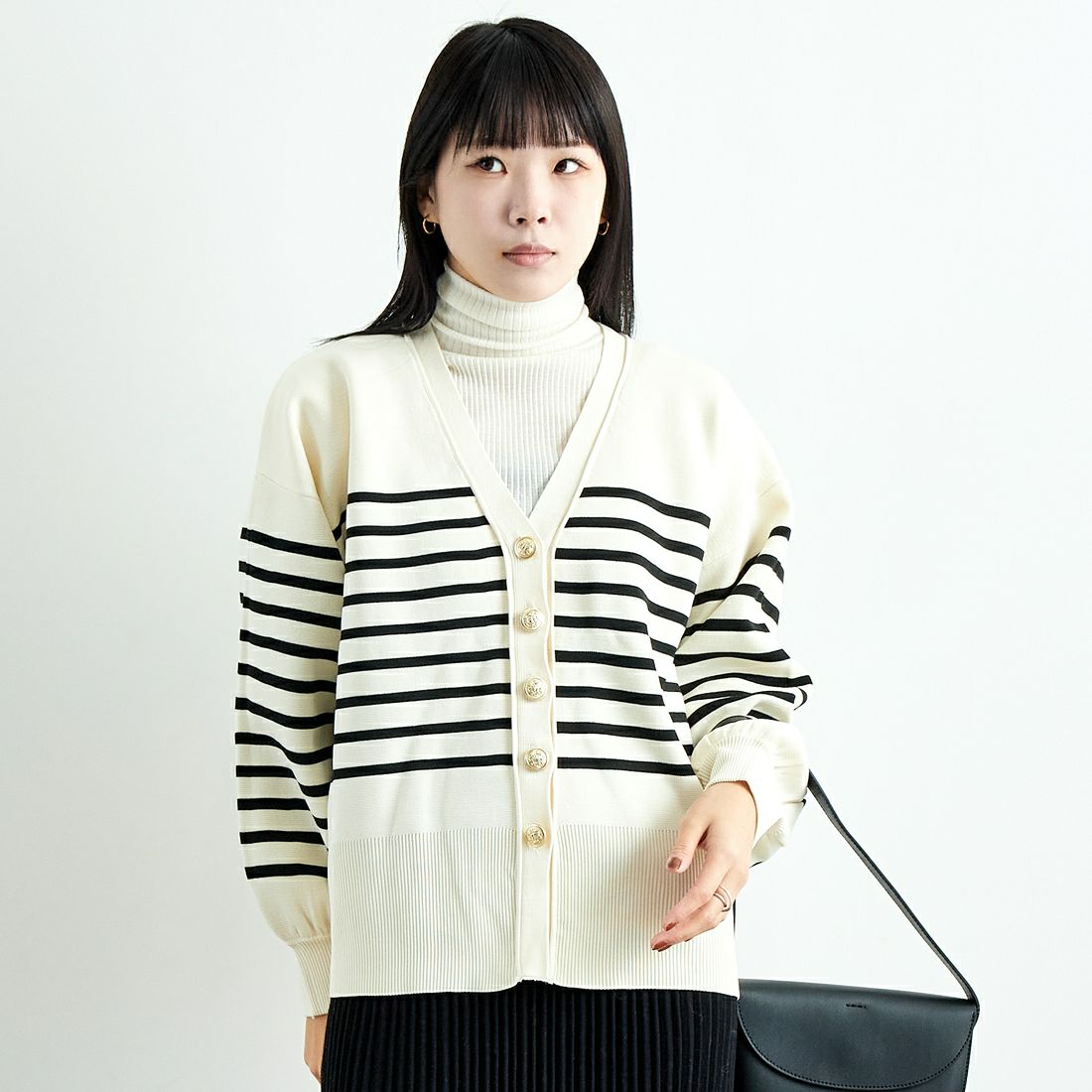 Maison de L'allure [メゾン ドゥ ラリュール] 金ボタン Vネックカーディガン [M24131018] 50 NAT/BLK &&モデル身長：167cm 着用サイズ：F&&