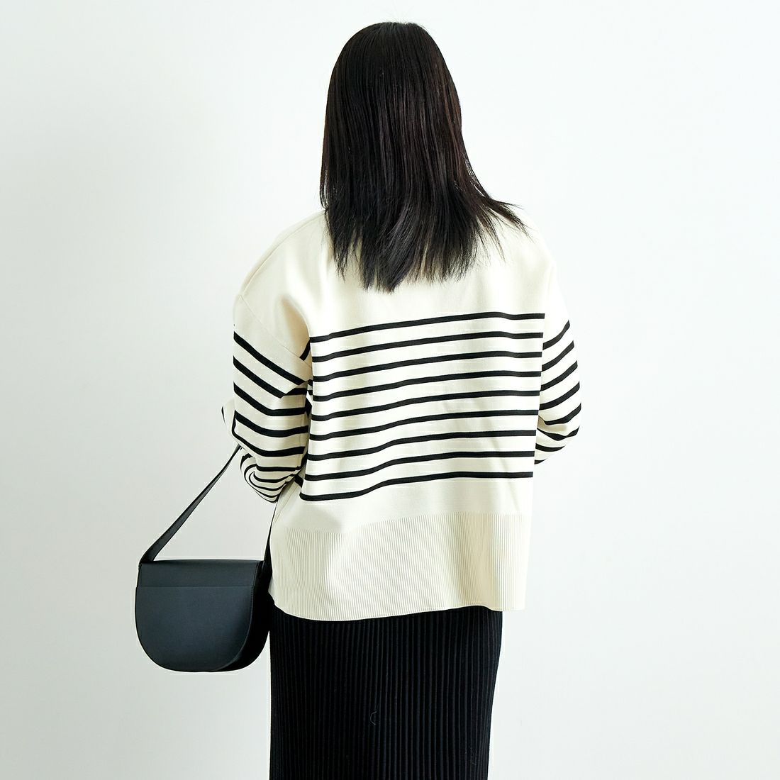 Maison de L'allure [メゾン ドゥ ラリュール] 金ボタン Vネックカーディガン [M24131018] 50 NAT/BLK &&モデル身長：167cm 着用サイズ：F&&