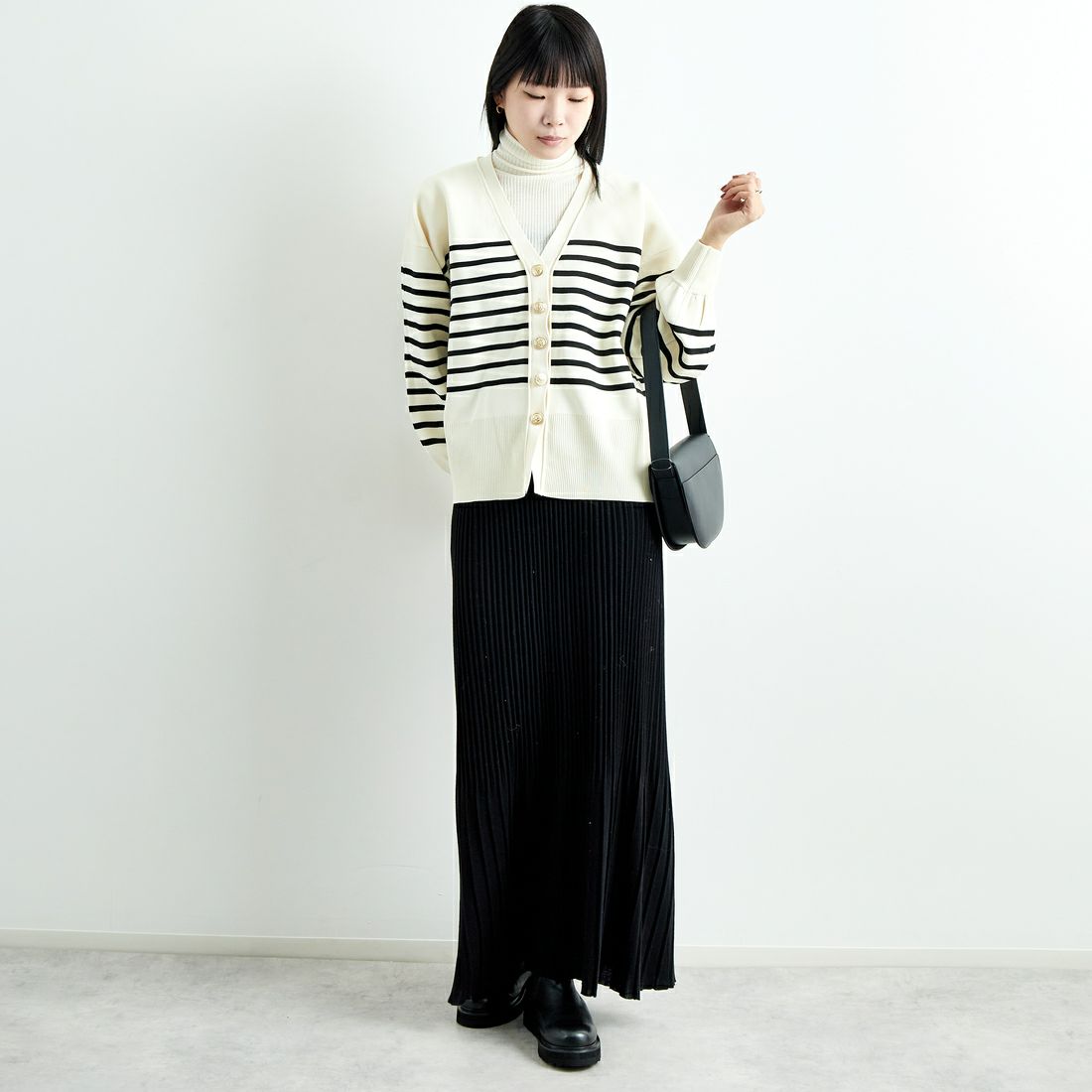 Maison de L'allure [メゾン ドゥ ラリュール] 金ボタン Vネックカーディガン [M24131018] 50 NAT/BLK &&モデル身長：167cm 着用サイズ：F&&