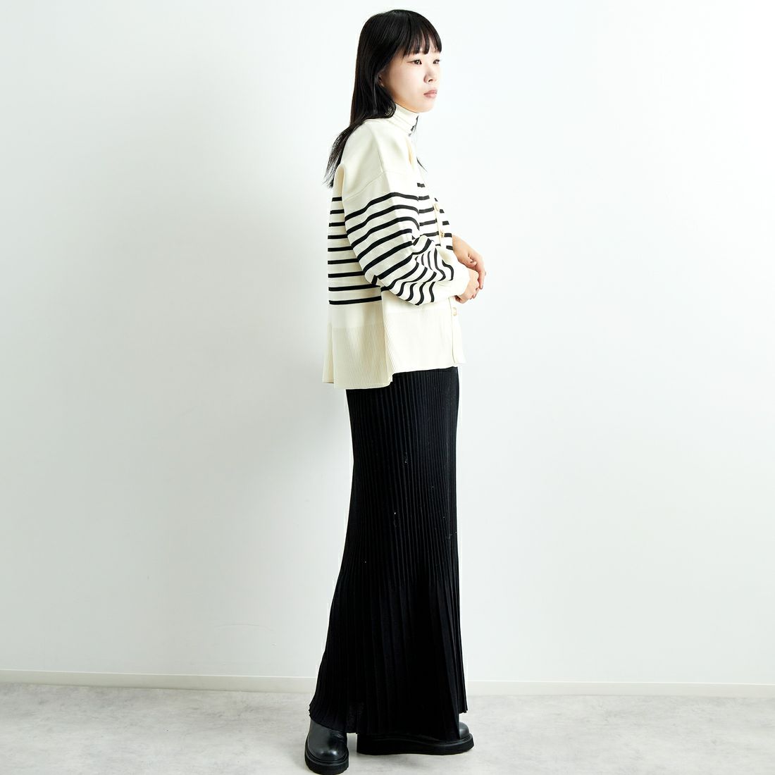 Maison de L'allure [メゾン ドゥ ラリュール] 金ボタン Vネックカーディガン [M24131018] 50 NAT/BLK &&モデル身長：167cm 着用サイズ：F&&