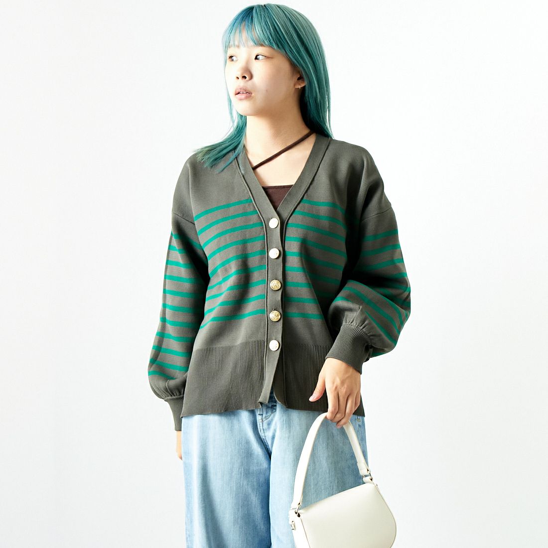 Maison de L'allure [メゾン ドゥ ラリュール] 金ボタン Vネックカーディガン [M24131018] 52 CHR/GRN &&モデル身長：167cm 着用サイズ：F&&