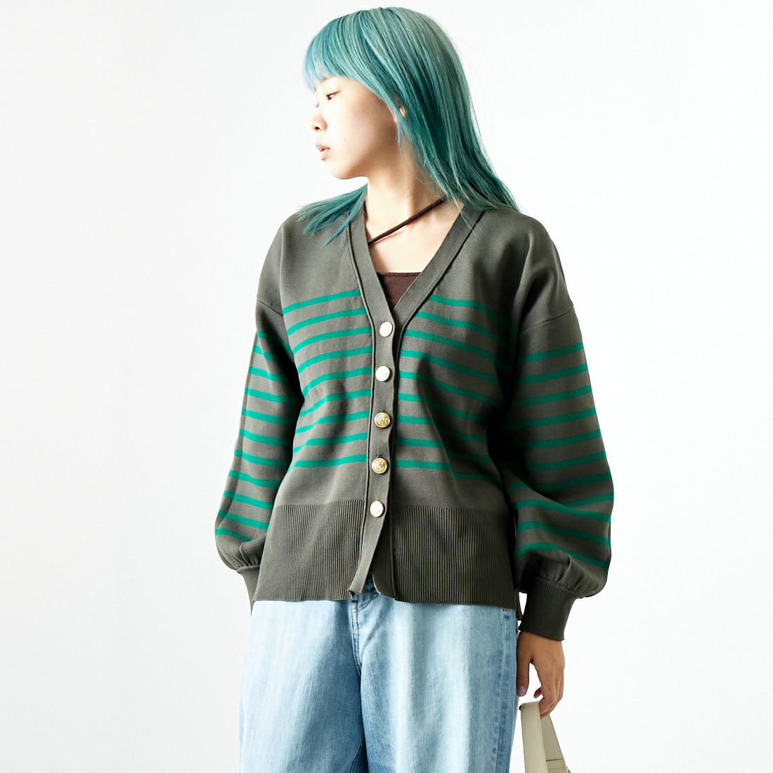 Maison de L'allure [メゾン ドゥ ラリュール] 金ボタン Vネックカーディガン [M24131018] 52 CHR/GRN &&モデル身長：167cm 着用サイズ：F&&