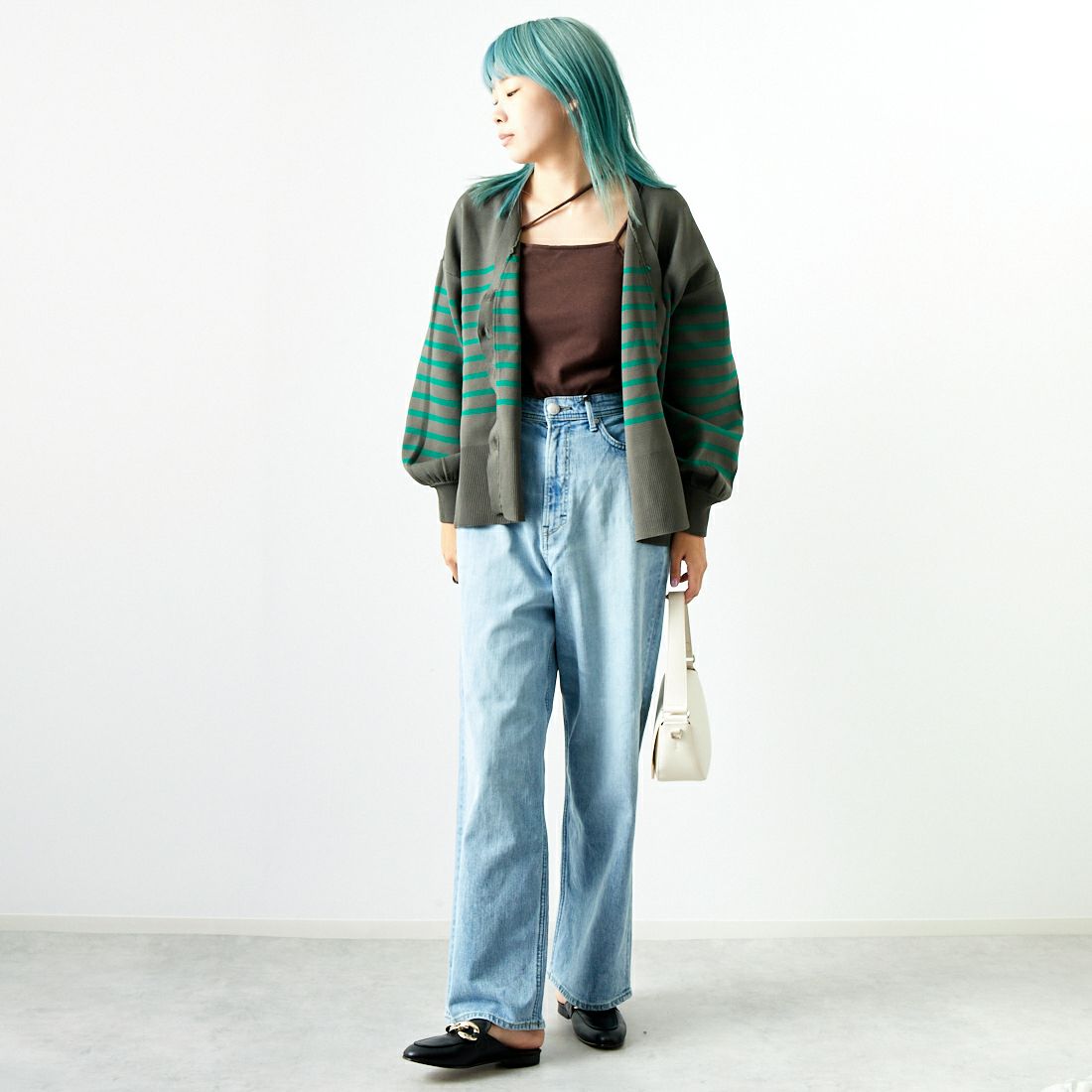 Maison de L'allure [メゾン ドゥ ラリュール] 金ボタン Vネックカーディガン [M24131018] 52 CHR/GRN &&モデル身長：167cm 着用サイズ：F&&