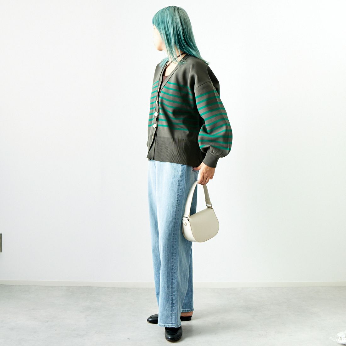 Maison de L'allure [メゾン ドゥ ラリュール] 金ボタン Vネックカーディガン [M24131018] 52 CHR/GRN &&モデル身長：167cm 着用サイズ：F&&