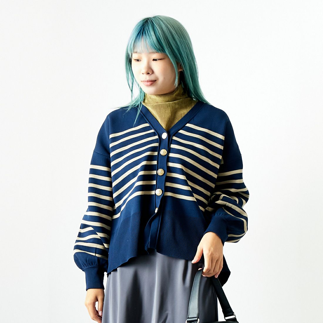 Maison de L'allure [メゾン ドゥ ラリュール] 金ボタン Vネックカーディガン [M24131018] 53 NVY/BEG &&モデル身長：167cm 着用サイズ：F&&