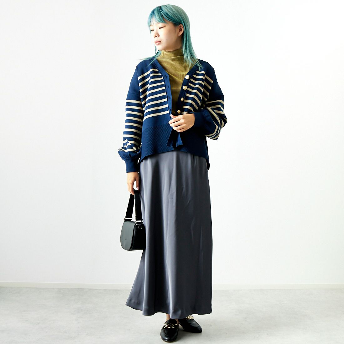 Maison de L'allure [メゾン ドゥ ラリュール] 金ボタン Vネックカーディガン [M24131018] 53 NVY/BEG &&モデル身長：167cm 着用サイズ：F&&