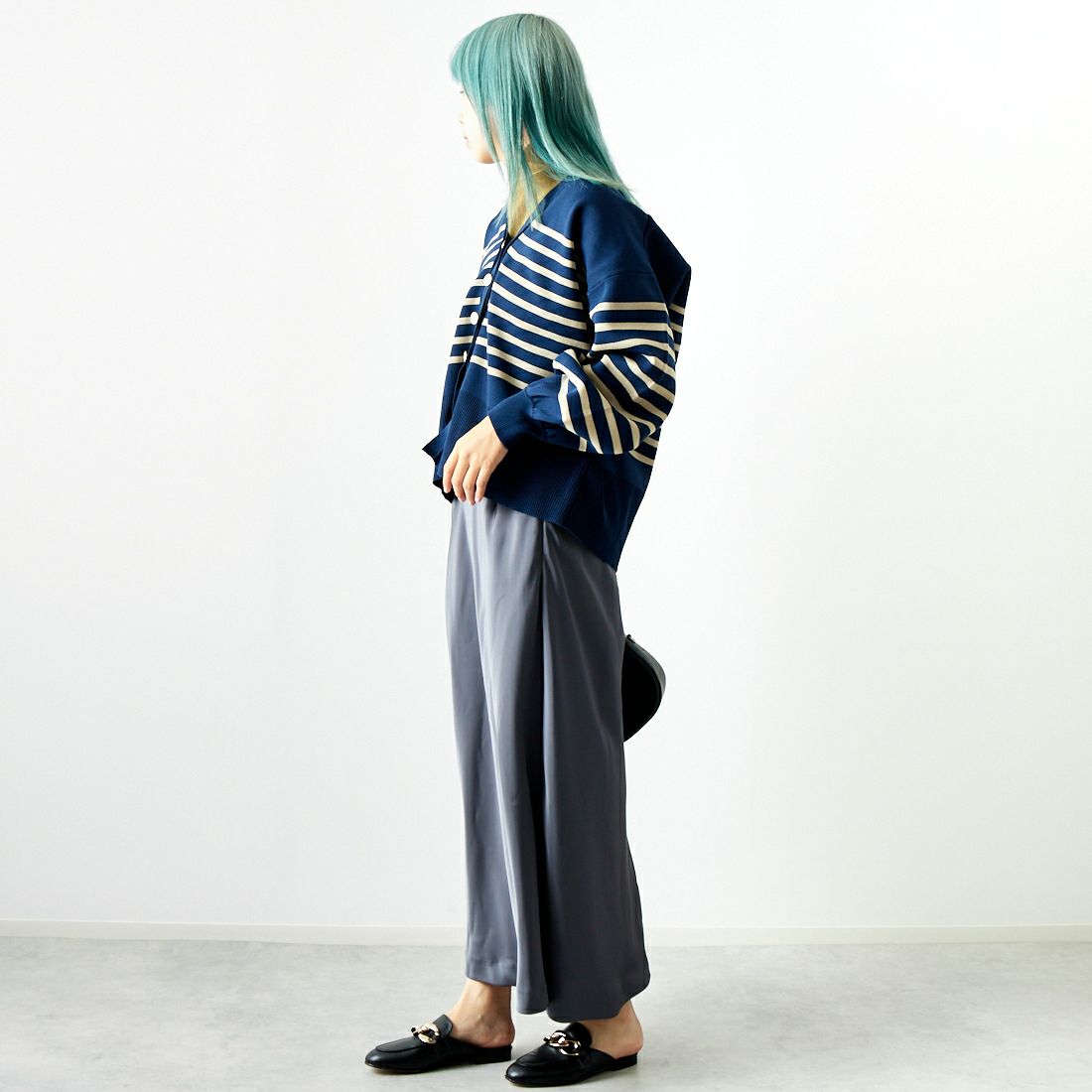 Maison de L'allure [メゾン ドゥ ラリュール] 金ボタン Vネックカーディガン [M24131018] 53 NVY/BEG &&モデル身長：167cm 着用サイズ：F&&