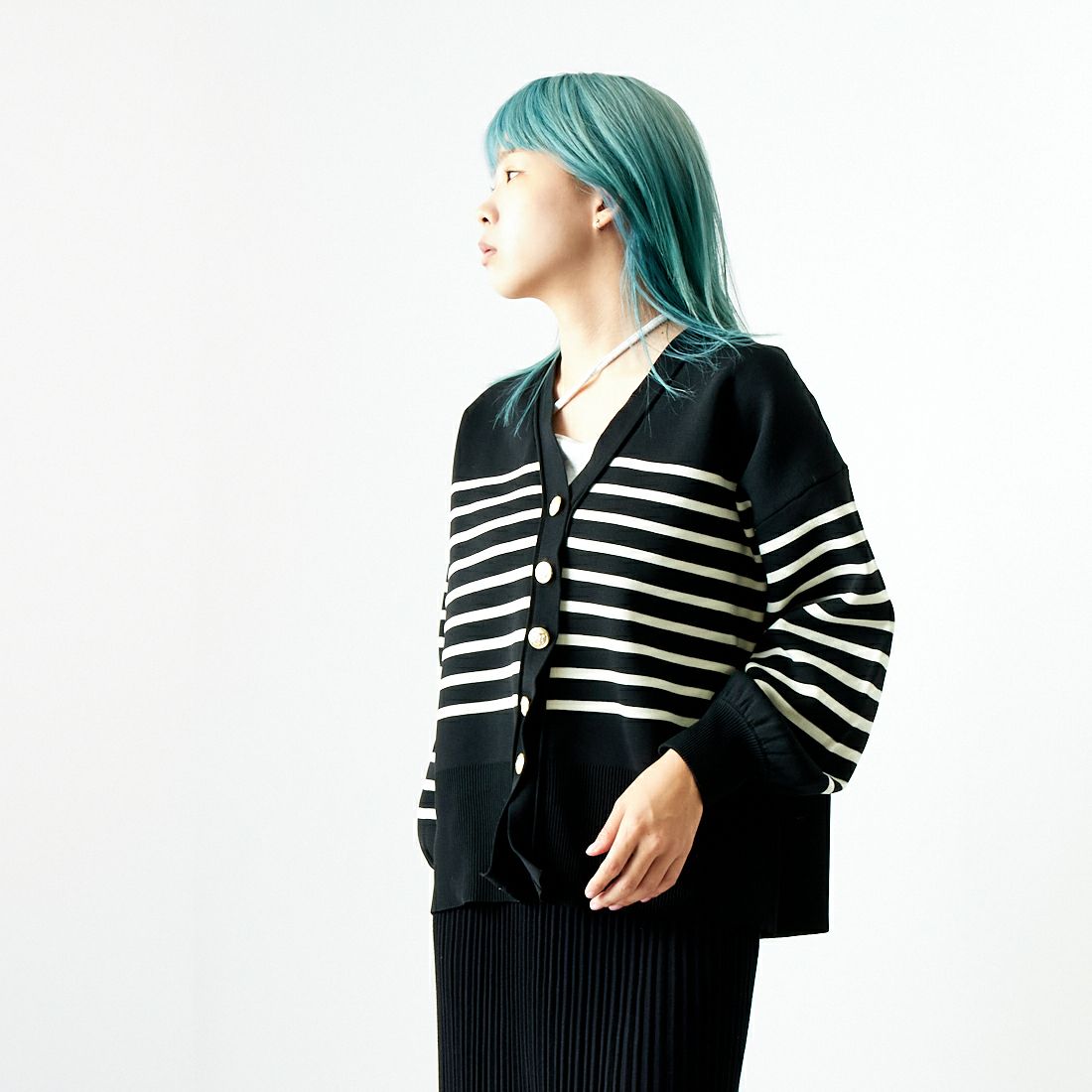 Maison de L'allure [メゾン ドゥ ラリュール] 金ボタン Vネックカーディガン [M24131018] 51 BLK/NAT &&モデル身長：167cm 着用サイズ：F&&