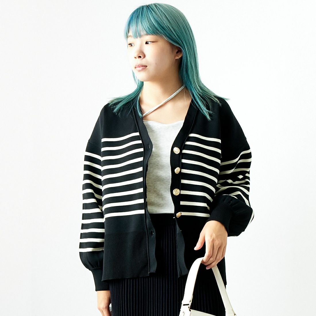 Maison de L'allure [メゾン ドゥ ラリュール] 金ボタン Vネックカーディガン [M24131018] 51 BLK/NAT &&モデル身長：167cm 着用サイズ：F&&