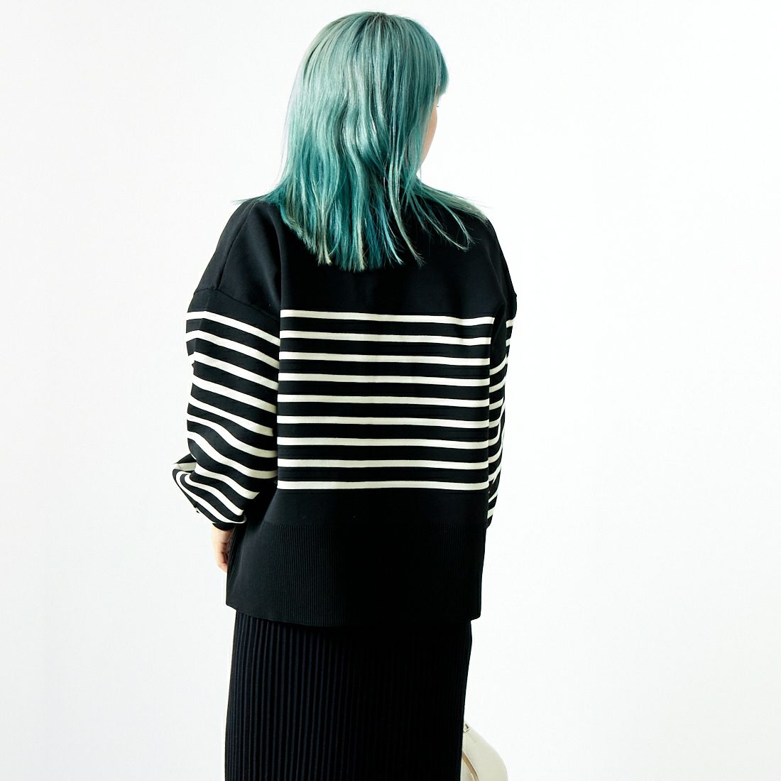 Maison de L'allure [メゾン ドゥ ラリュール] 金ボタン Vネックカーディガン [M24131018] 51 BLK/NAT &&モデル身長：167cm 着用サイズ：F&&