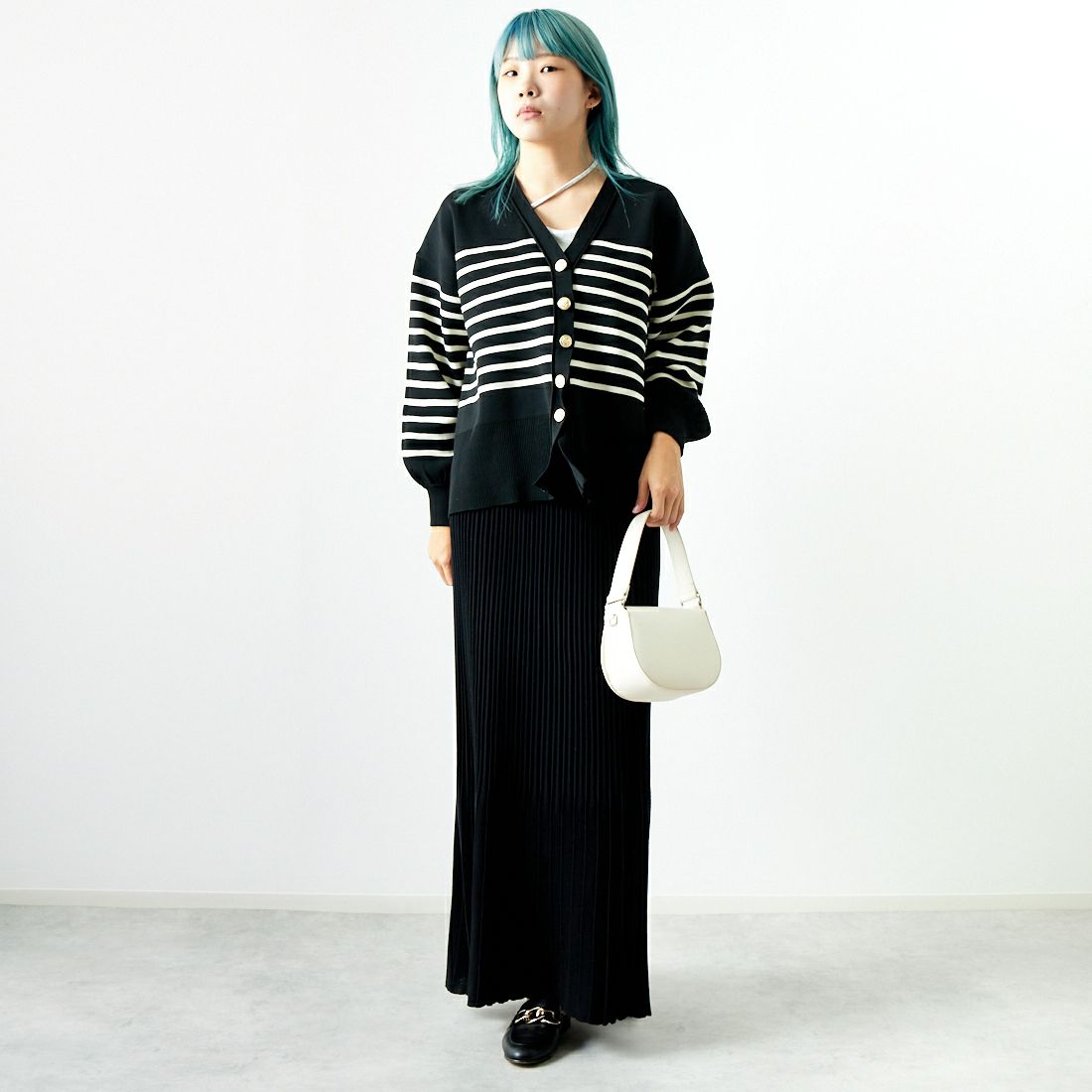 Maison de L'allure [メゾン ドゥ ラリュール] 金ボタン Vネックカーディガン [M24131018] 51 BLK/NAT &&モデル身長：167cm 着用サイズ：F&&