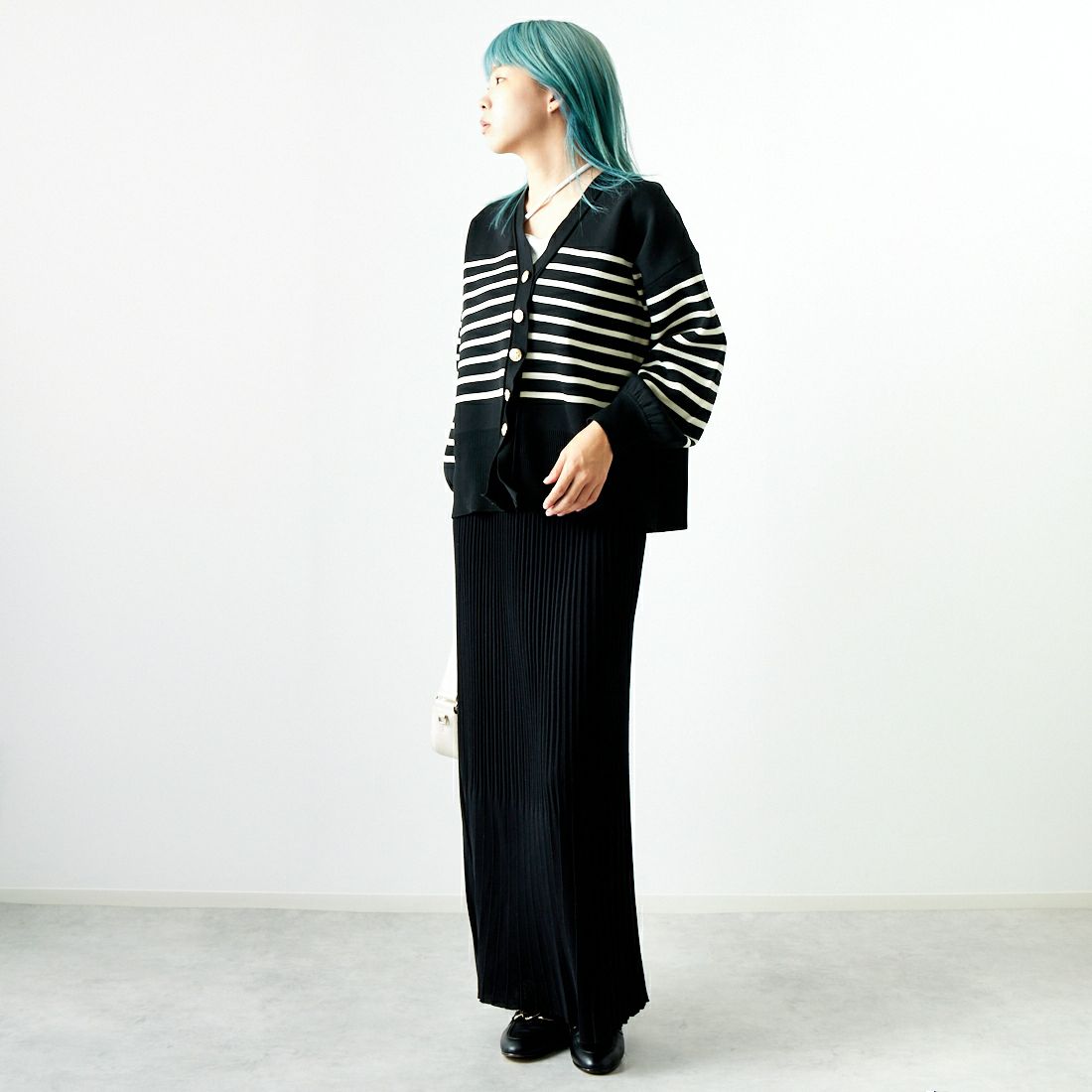 Maison de L'allure [メゾン ドゥ ラリュール] 金ボタン Vネックカーディガン [M24131018] 51 BLK/NAT &&モデル身長：167cm 着用サイズ：F&&