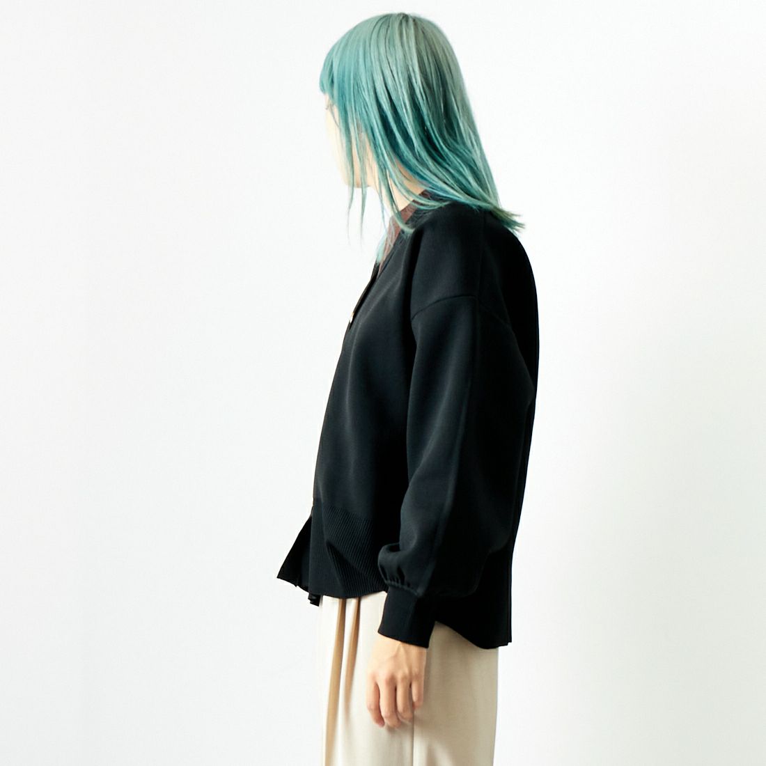 Maison de L'allure [メゾン ドゥ ラリュール] 金ボタン Vネックカーディガン [M24131018] 09 BLACK &&モデル身長：167cm 着用サイズ：F&&