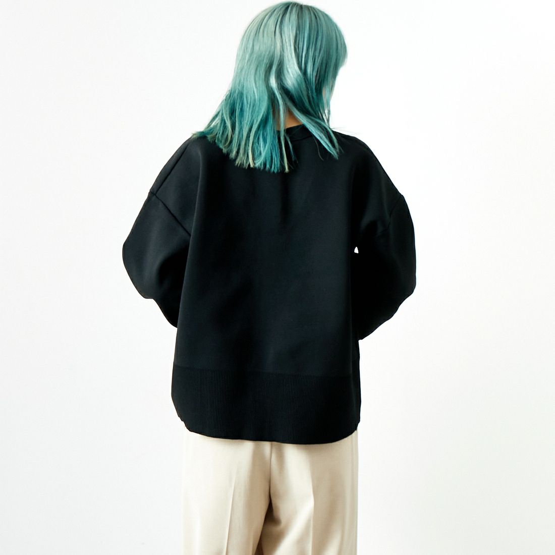 Maison de L'allure [メゾン ドゥ ラリュール] 金ボタン Vネックカーディガン [M24131018] 09 BLACK &&モデル身長：167cm 着用サイズ：F&&