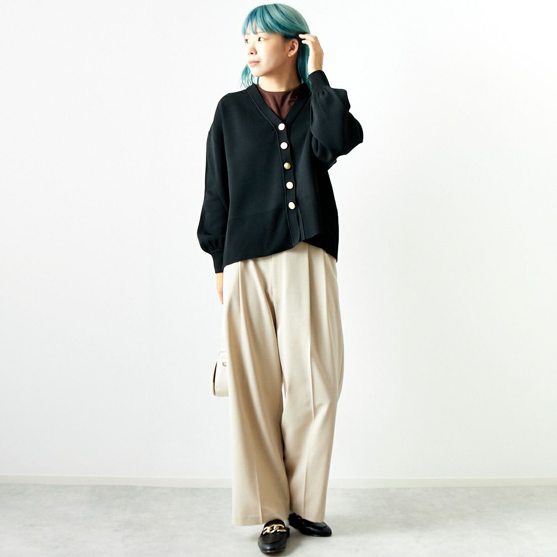 Maison de L'allure [メゾン ドゥ ラリュール] 金ボタン Vネックカーディガン [M24131018] 09 BLACK &&モデル身長：167cm 着用サイズ：F&&