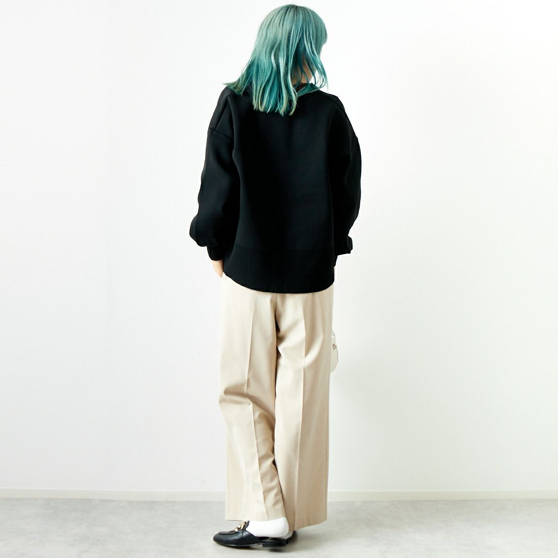 Maison de L'allure [メゾン ドゥ ラリュール] 金ボタン Vネックカーディガン [M24131018] 09 BLACK &&モデル身長：167cm 着用サイズ：F&&