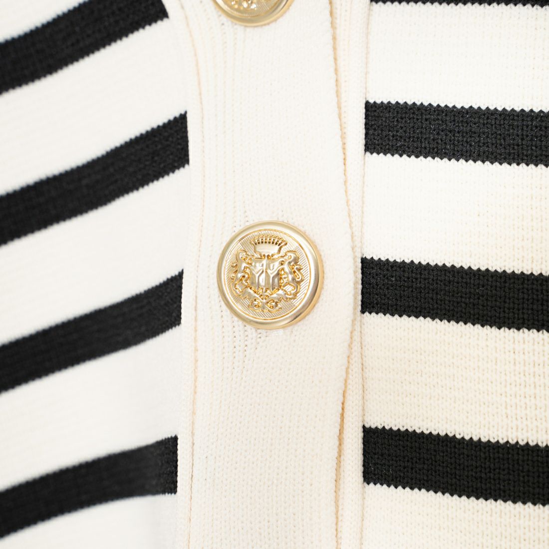 Maison de L'allure [メゾン ドゥ ラリュール] 金ボタン Vネックカーディガン [M24131018] 50 NAT/BLK